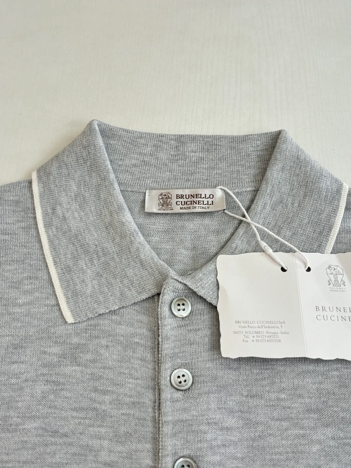 Brunello Cucinell Bc contrasting fine edge knitted short-sleeved Polo shirt. Original factory original pattern 1:1 finalized version. Polo collar arc is completely matched to the standard counter. Gray Navy Blue two-color full vat custom dyeing. Customized silk linen yarn, high-density plain knitting. The collar + cuffs have white edges with contrasting ribbing, three-needle and five-thread seams; three natural horn buttons on the placket, 1:1 reproduction of the texture and color; densely woven edges at the hem, complete with collar label, wash, and hangtag Size: S/M/L/XL